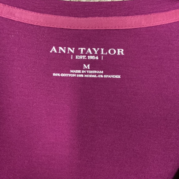 🆕 NWT Ann Taylor magenta v-neck short sleeve top - Picture 4 of 6